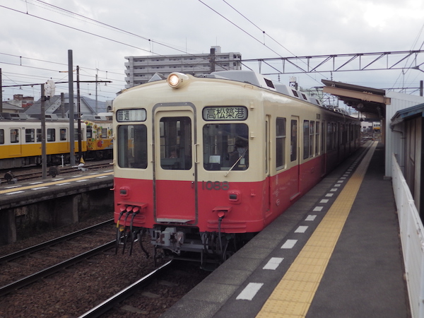 仏生山駅を出ていく電車