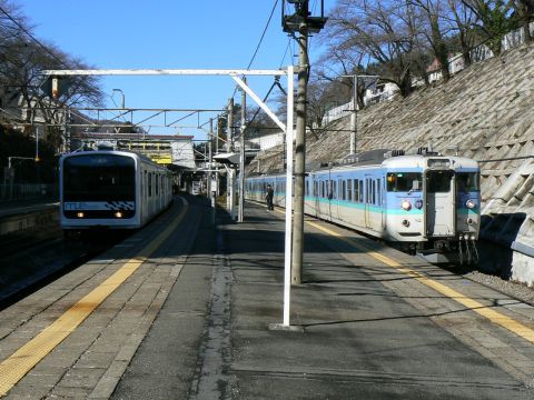 左・MUE-Train　右・115系電車