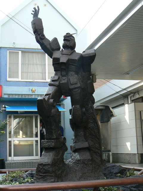 上井草駅前のガンダムブロンズ像