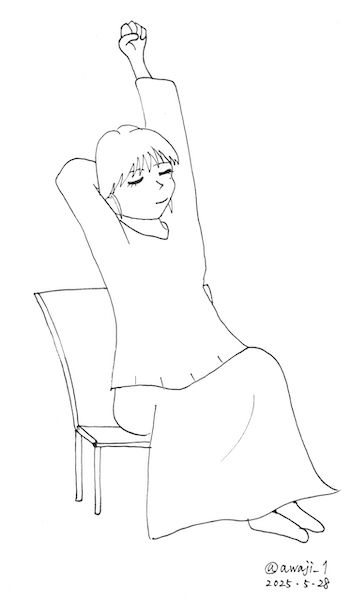 腰掛けて伸びをする人