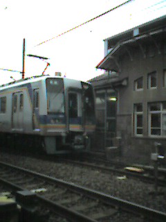 電車と駅舎の一部分