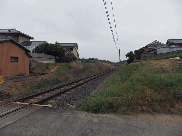 踏切東側から讃岐津田・徳島方面を見る
