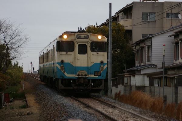 キハ47形の高松行き普通列車