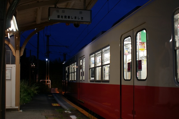 房前駅を発車する列車