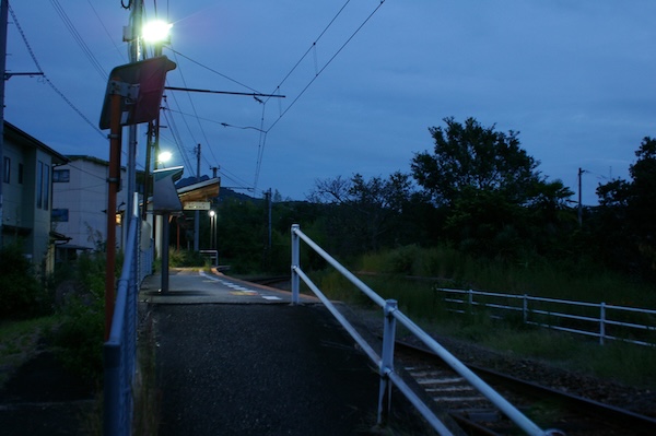 夜明けの房前駅