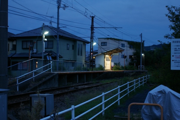 夜明けどきの房前駅、線路東側から