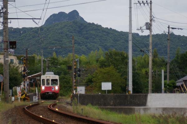 八栗の五剣山を背に