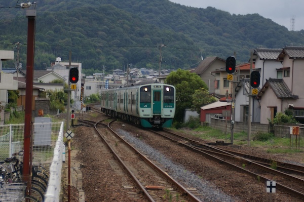 入線してくる普通列車