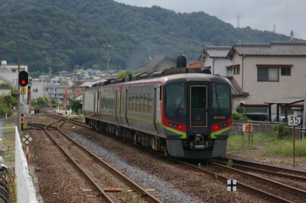 志度駅を出ていく特急