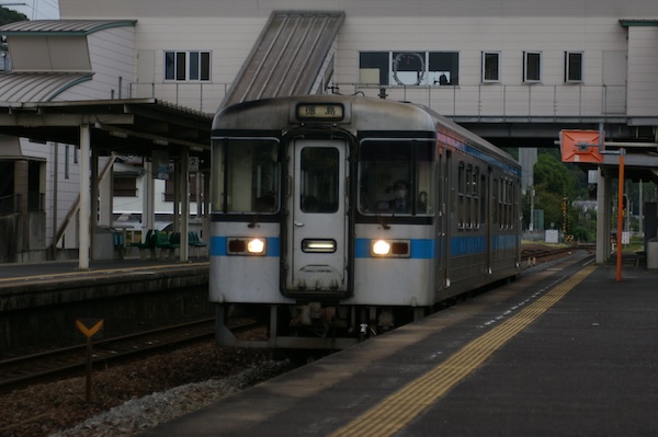 志度駅を発つ徳島行き普通列車