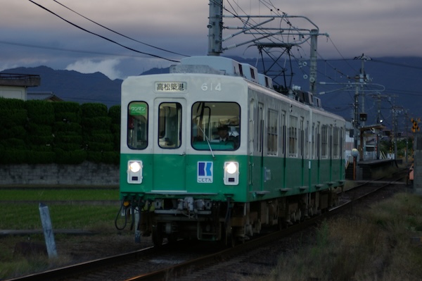 600形の高松築港行き