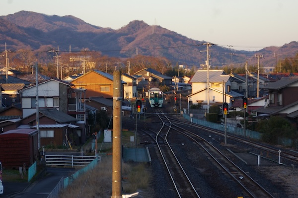 跨線橋の上から高松方面を望む