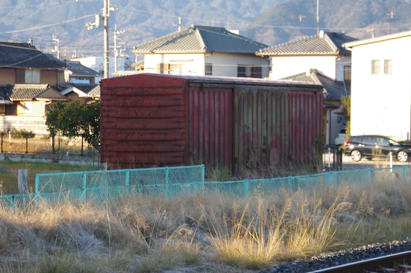 駅敷地外の貨物車両