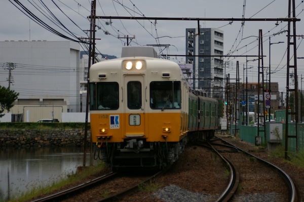 1100形4両編成の高松築港行き