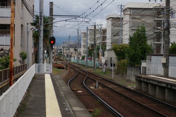太田駅下りホームから仏生山方面を見る