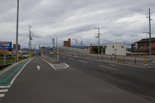 サンシャイン通り西方の跨線橋