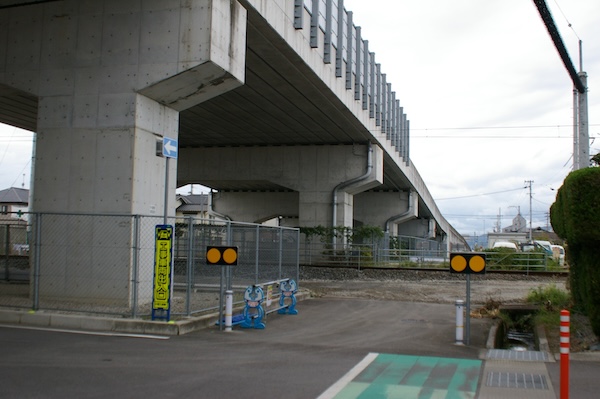 線路と道路の立体交差部