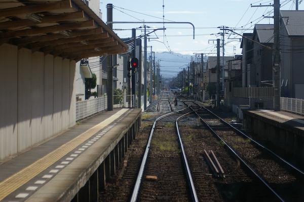 栗林公園駅構内（電車内）から三条方面を見る