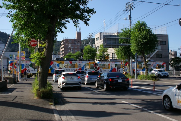花宮踏切を通過する電車