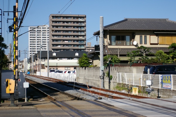 踏切南西から栗林公園駅方面を見る