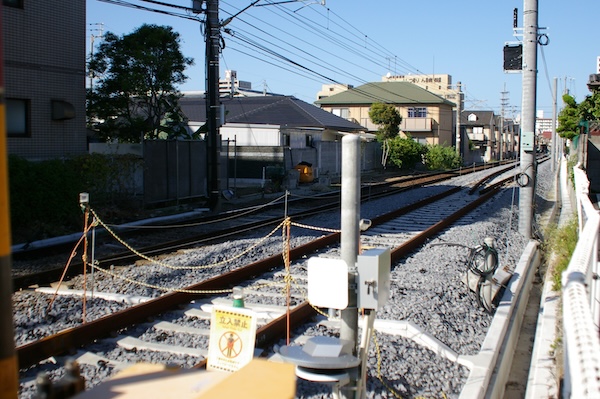 踏切北東から栗林公園駅方面を見る