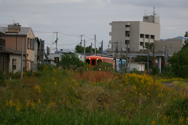 走り始めたアンパンマン列車