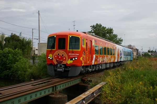 踏切手前のアンパンマン列車