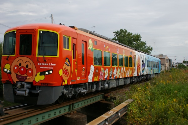 踏切手前のアンパンマン列車（2）