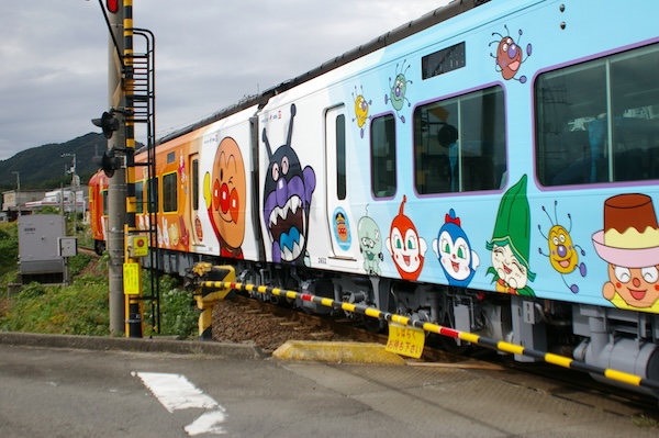 踏切を通過するアンパンマン列車