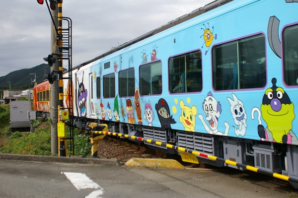 踏切を通過するアンパンマン列車（2）