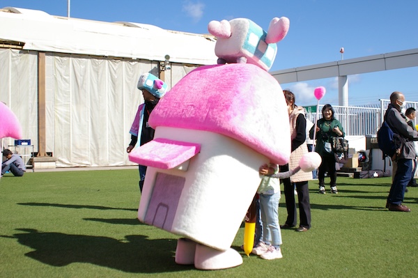 すまいるえきちゃんの背中