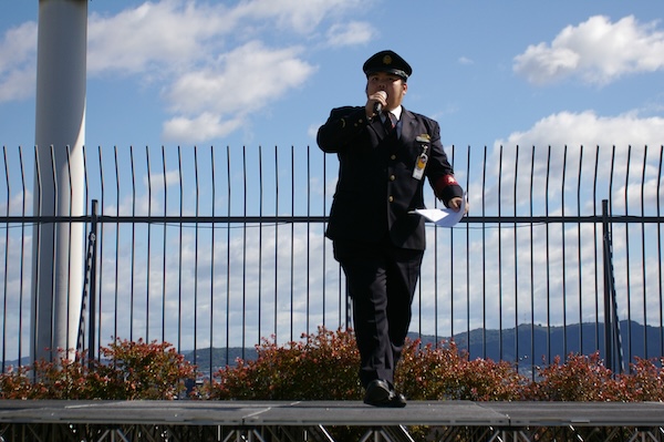 トークショーステージの職員さん