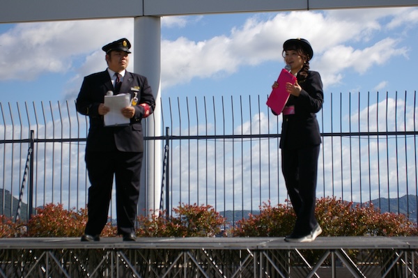 職員さんと久野知美アナウンサー