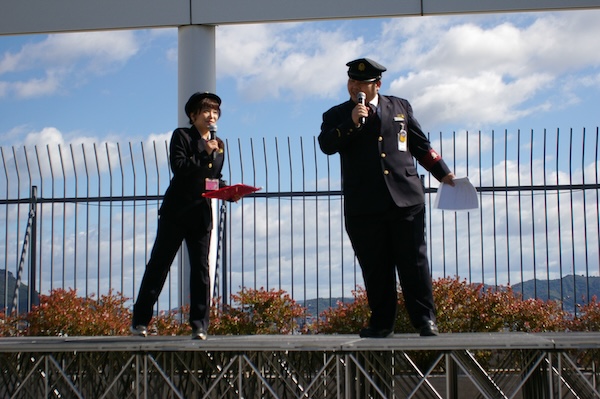ステージに再び上がる職員さんと久野アナウンサー