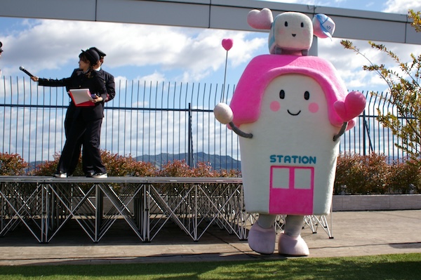 阿波踊りを披露するすまいるえきちゃん