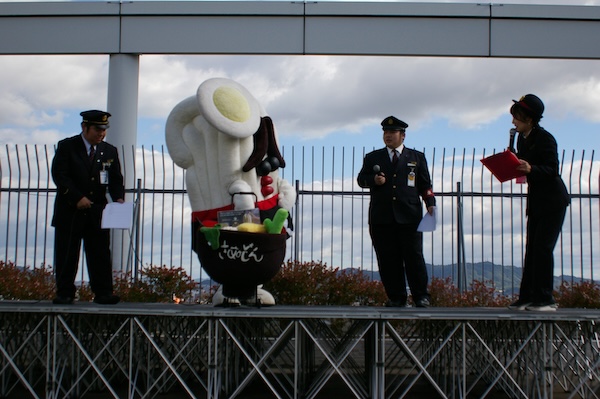 久野アナウンサーと話すさぬどん
