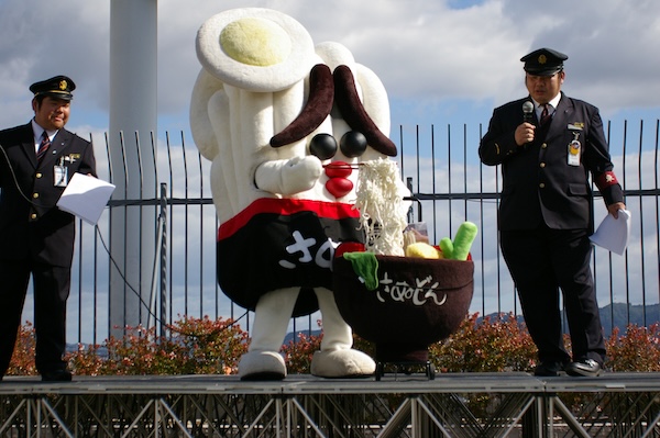 うどん振る舞いさぬどん