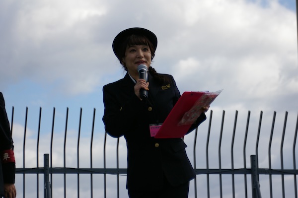 ステージ進行の久野アナウンサー