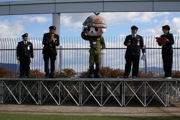 敬礼するモリーヌくん