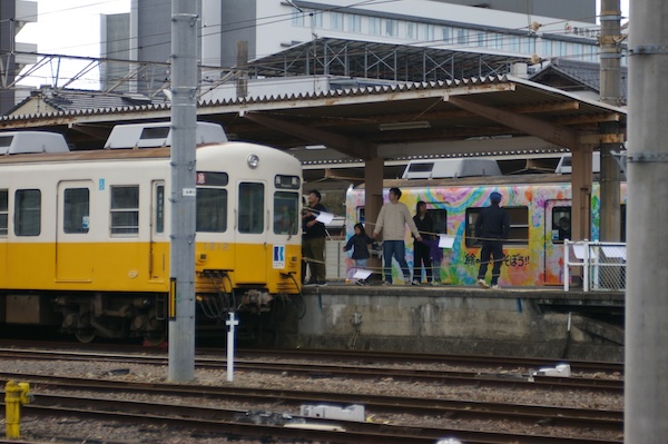 お絵かき電車と「絵の具であそぼう」号（部分）