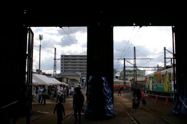 工場建屋内から外を見る
