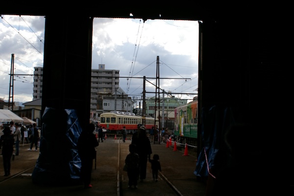 工場建屋内から外を見る（2）