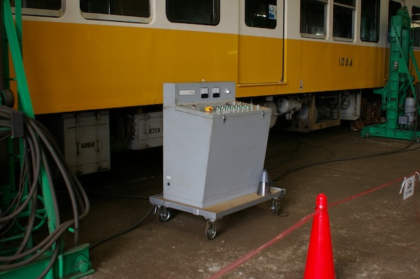 操作盤を遠目に