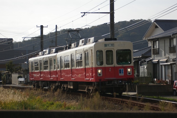 房前踏切東側で上り電車を撮影