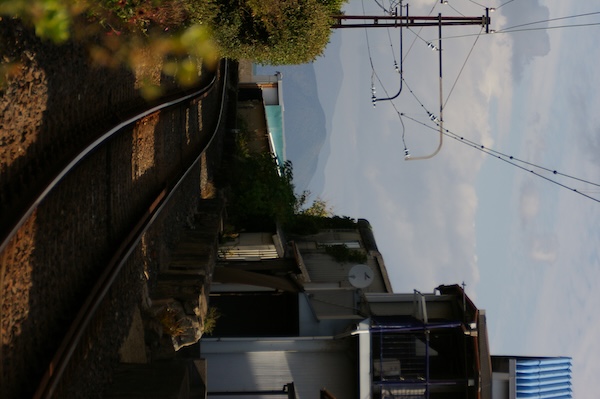 井出東踏切から瓦町方面を見る