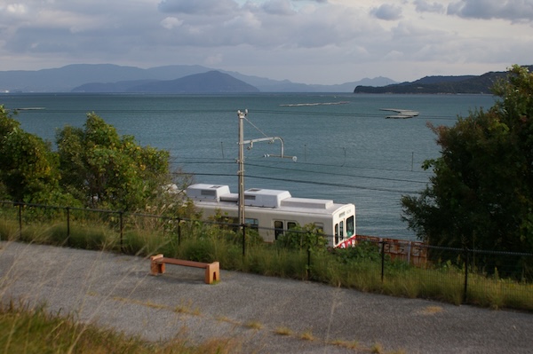 房前の鼻を行く琴電志度行き