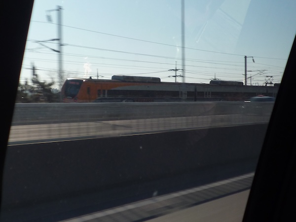 分離帯の柵に阻まれる