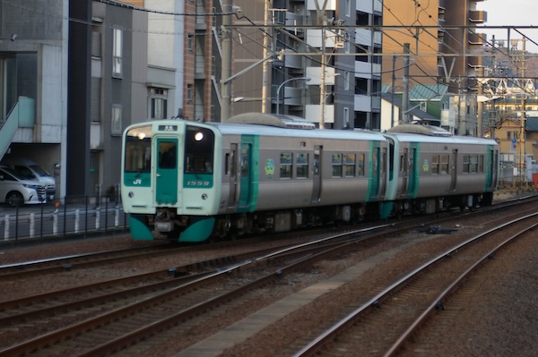 高徳線普通列車（2両編成）