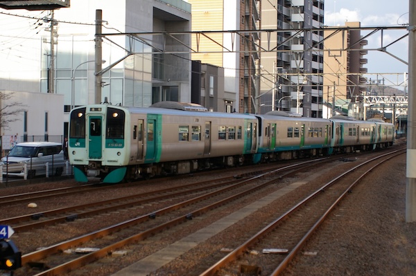 1500形で揃った高徳線普通列車（4両編成）