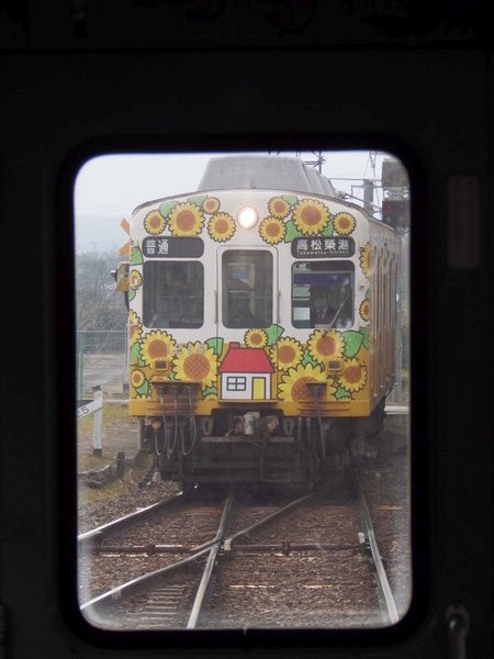 岡本駅にて、離合列車